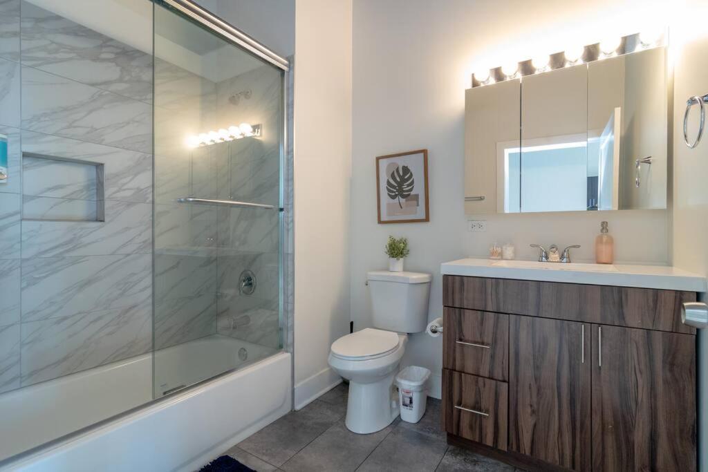 Mccormick Place 2Br Stylish Suite With Optional Parking And Gym For Up To 8 Guests Near Soldier Field And Grant Park Chicago Bagian luar foto